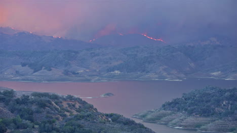 El-Incendio-De-Thomas-Wildfire-Arde-Cerca-De-Lake-Casitas-En-El-Condado-De-Ventura,-En-El-Sur-De-California