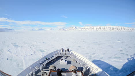 Una-Toma-De-Lapso-De-Tiempo-Pov-De-La-Proa-De-Un-Barco-Icebergs-Y-Turistas-Que-Pasan-Por-Lomfjorden-Cerca-De-Svalbard-Noruega