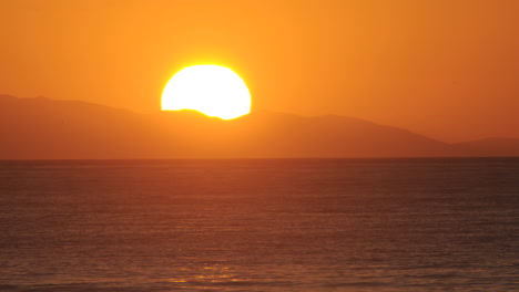 Time-lapse-of-the-sun-setting-over-the-Pacific-Ocean-and-behind-Santa-Cruz-Island-from-Ventura-California