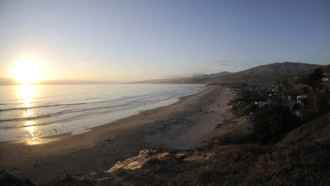 Zeitraffer-Der-Untergehenden-Sonne-In-Den-Pazifischen-Ozean-über-Dem-Campingplatz-Jalama-Beach-In-Santa-Barbara-County,-Kalifornien