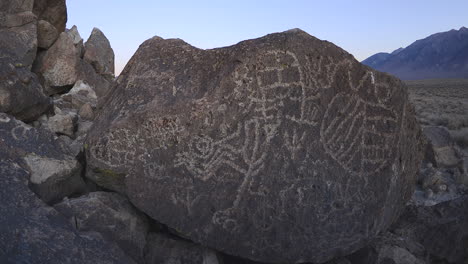 Dolly-Shot-Zeitraffer-Im-Morgengrauen-Eines-Heiligen-Owens-Valley-Paiute-Petroglyph-Site-In-Der-östlichen-Sierra-Kalifornien
