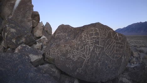 Dolly-Shot-Zeitraffer-Im-Morgengrauen-Eines-Heiligen-Owens-Valley-Paiute-Petroglyph-Site-In-Der-östlichen-Sierra-Kalifornien-1