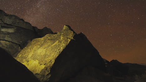 Dolly-Shot-Time-Lapse-In-Der-Nacht-Von-Einem-Heiligen-Owens-Valley-Paiute-Petroglyph-Site-In-Der-östlichen-Sierra-Kalifornien-2