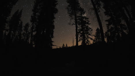 Bewegung-Nachtzeitraffer-Der-Milchstraße-Und-Sterne-über-Einem-Lagerfeuer-Auf-Dem-Campingplatz-Sardine-Lake-In-Sierra-Buttes-Kalifornien