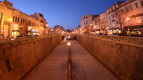 Bewegungszeitraffer-Des-Berufsverkehrs-In-Der-Abenddämmerung-Auf-Der-Conneticut-Avenue-In-Dupont-Circle-In-Washington-DC-1