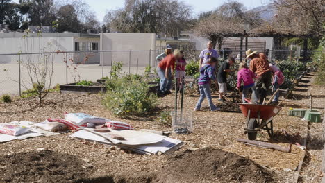 Lapso-De-Tiempo-De-Los-Estudiantes-Del-Club-De-Jardinería-Plantando-Un-árbol-En-El-Jardín-Escolar-Meiners-Oaks-En-Ojai-California