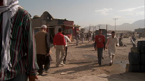 Slow-Mo-Aufnahme-Von-Menschen,-Die-Auf-Unbefestigten-Straßen-Von-Kabul,-Afghanistan,-Spazieren-Gehen