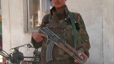 Ein-Soldat-Der-Afghanischen-Nationalarmee-Erfüllt-Eine-Friedenserhaltende-Rolle-In-Der-Innenstadt-Von-Kabul-Afghanistan-A
