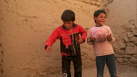 Ein-Blindes-Kind-Und-Ein-Freund-Spielen-Mit-Gebrochenen-Drachen-In-Kabul-Afghanistan