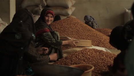 Frauen-Arbeiten-In-Einer-Fabrik-In-Afghanistan,-Die-Getrocknete-Mandeln-Produziert-Und-Verpackt-1