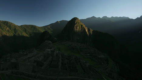Ein-Schöner-Zeitraffer-Des-Sonnenaufgangs-über-Machu-Pichu-In-Peru