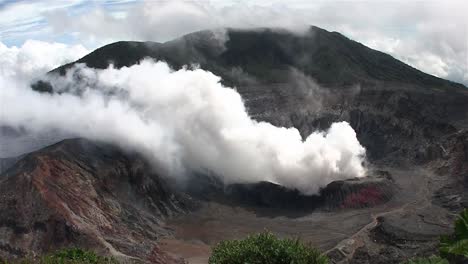 The-Poas-volcano-in-Costa-Rica-smokes-and-steams