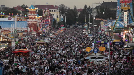 Überblick-über-Riesige-Menschenmengen-In-Einem-Vergnügungspark