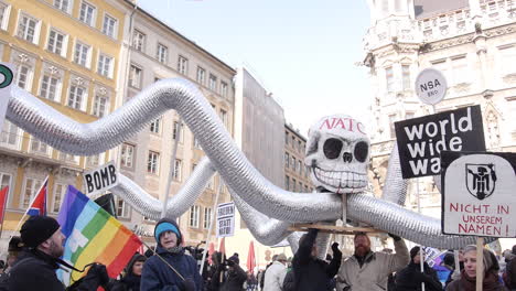 Europäische-Demonstranten-Gehen-Auf-Die-Straße,-Um-Gegen-Die-Mitgliedschaft-In-Der-NATO-Und-Der-Europäischen-Union-Zu-Protestieren