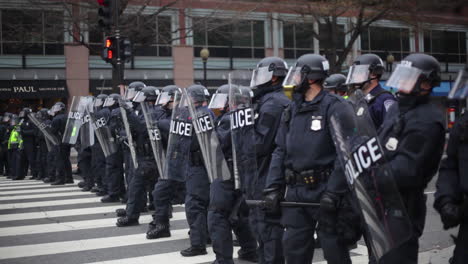 Polizei-In-Kampfausrüstung-Bildet-Eine-Linie,-Um-Demonstranten-Bei-Trumps-Amtseinführung-In-Washington,-DC,-Zu-Konfrontieren