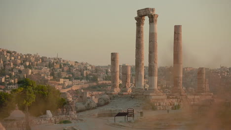 Eine-Aufnahme-Von-Amman-Jordanien-Mit-Römischen-Ruinen-Im-Vordergrund