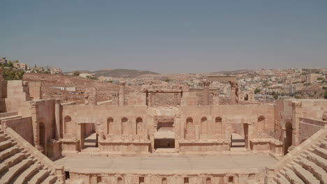 Eine-Aufnahme-Von-Amman-Jordan-Mit-Römischen-Ruinen-Im-Vordergrund
