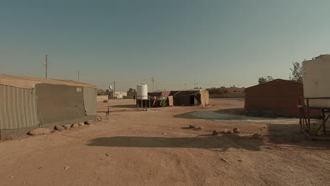 Schwenk-über-Ein-Syrisches-Flüchtlingslager-In-Der-Jordanischen-Wüste