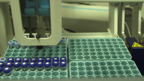 Cdc-Wissenschaftler-Arbeiten-In-Einem-Labor,-Um-Auf-Vogelgrippe-Zu-Testen