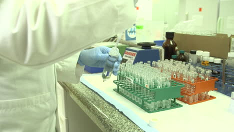 Health-scientists-work-in-a-lab-to-test-for-avian-bird-flu
