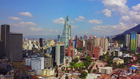 Schöne-Luftaufnahme-Von-Alten-Gebäuden-Moderne-Wolkenkratzer-Bogota-Kolumbien