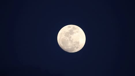 A-full-moon-rises
