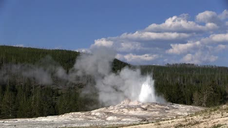 Old-Faithful-geyser-erupts-in-Yellowstone-National-Park-2