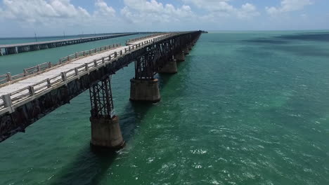 Gute-Luftaufnahme-Der-Alten-Bahia-Honda-Brücke-In-Den-Florida-Schlüsseln-1