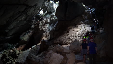 Excursionistas-Explorar-La-Cueva-De-Santo-Tomás-En-Cuba