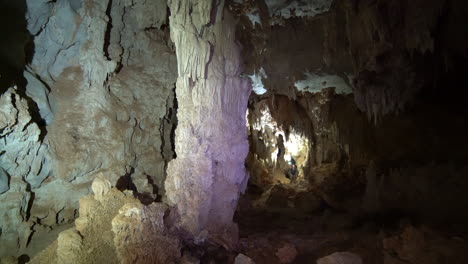 Hikers-explore-the-St-Thomas-cave-in-Cuba-1