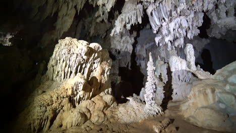 Excursionistas-Explorar-La-Cueva-De-Santo-Tomás-En-Cuba-2