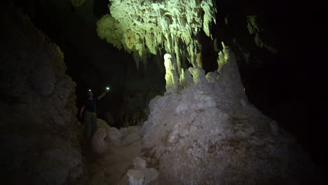 Excursionistas-Explorar-La-Cueva-De-Santo-Tomás-En-Cuba-3