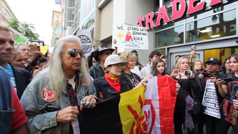 Jane-Fonda-Führt-Demonstranten-In-Hollywood-An,-Die-Gegen-Die-Dakota-Zugangspipeline-Marschieren-2