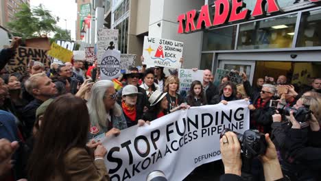 Jane-Fonda-leads-protestors-in-Hollywood-marching-against-the-Dakota-access-pipeline-4