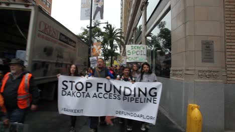 Manifestantes-En-Hollywood-Marchando-Y-Cantando-Contra-El-Oleoducto-De-Acceso-Dakota-2