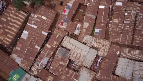 Luftaufnahme-Mit-Blick-Direkt-Nach-Unten-über-Riesige-überbevölkerte-Slums-In-Kibera-Nairobi-Kenia-Afrika-1