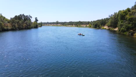 Eine-Ausgezeichnete-Luftaufnahme-Von-Menschen,-Die-Auf-Dem-Amerikanischen-Fluss-In-Sacramento-Kalifornien-Kajak-Fahren