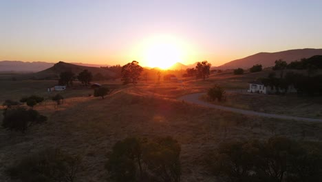 Eine-Ausgezeichnete-Luftaufnahme-Des-Sonnenuntergangs-In-San-Luis-Obispo-Kalifornien-1