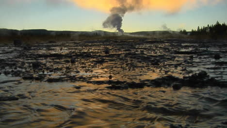 El-Agua-Caliente-Sale-De-Un-Géiser-Volcánico-Que-Envía-Vapor-Al-Cielo-En-Un-área-Geotérmica-En-El-Parque-Nacional-De-Yellowstone.