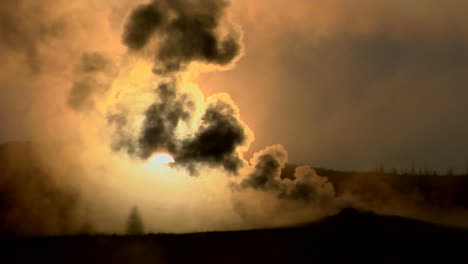 Dunkle-Wolken-Steigen-Von-Einem-Vulkanausbruch-In-Einem-Geothermischen-Gebiet-Des-Yellowstone-Nationalparks-Auf