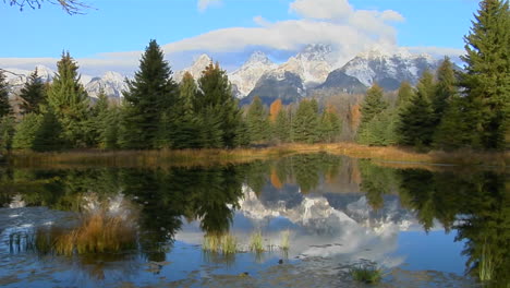 The-Grand-Teton-Montañas-Are-Reflected-In-A-Montaña-Lake-2