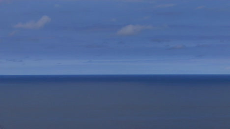 Ein-Ruhiges-Blaues-Meer-Liegt-Unter-Einem-Blauen-Himmel