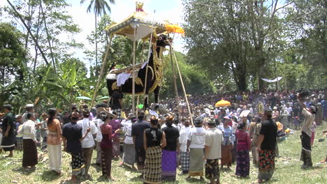 A-Large-Group-Of-People-Gather-At-A-Cremation-Ceremony-In-Indonesia-1