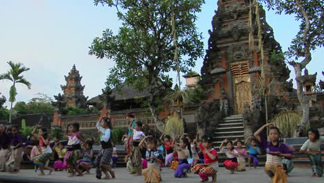 Girls-Practice-The-Legong-Dance-At-A-Balinese-Dance-School