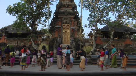Girls-Practice-The-Legong-Dance-At-A-Balinese-Dance-School-1