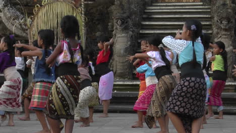Girls-Practice-The-Legong-Dance-At-A-Balinese-Dance-School-2