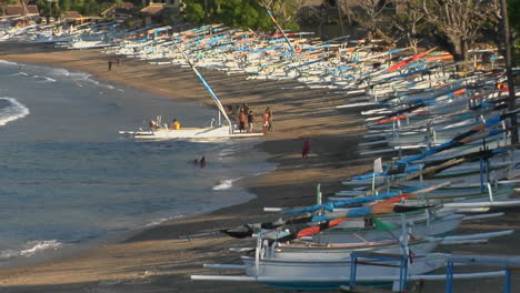 Coloridos-Barcos-Se-Detienen-A-Lo-Largo-De-Una-Playa-En-Indonesia