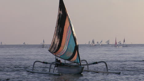 Un-Barco-De-Pesca-Estilo-Catamaranes-Se-Mueve-Hacia-La-Orilla