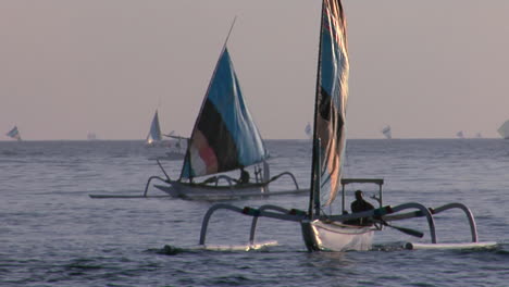 Un-Barco-De-Pesca-Estilo-Catamaranes-Llega-A-La-Orilla