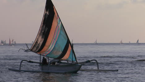 Un-Barco-De-Pesca-Estilo-Catamaranes-Llega-A-La-Orilla-1